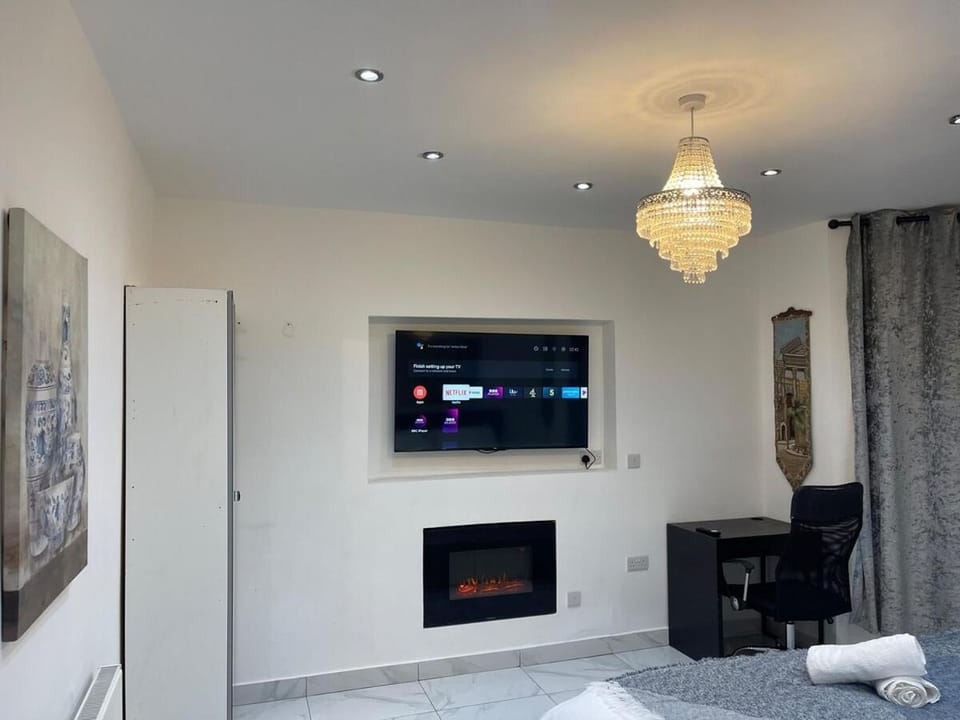 Beautiful Spacious Central 5 Bedroom House 3 Bathrooms - Free Parking House in Cardiff