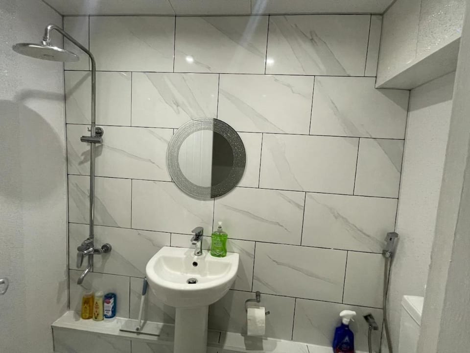 Beautiful Spacious Central 5 Bedroom House 3 Bathrooms - Free Parking House in Cardiff
