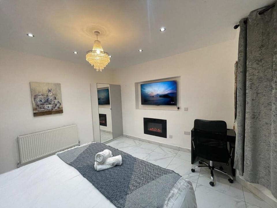 Beautiful Spacious Central 5 Bedroom House 3 Bathrooms - Free Parking House in Cardiff