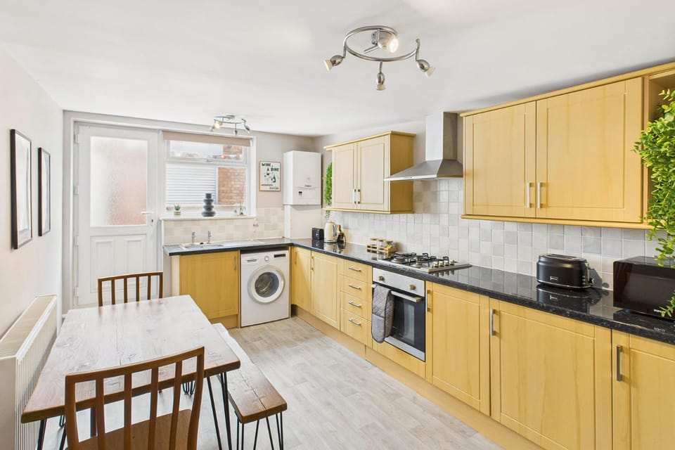 Kitchen or kitchenette, Dining area, oven, stove, toaster, washing machine