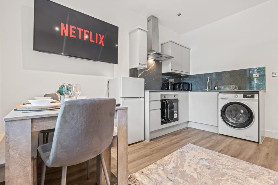 Kitchen or kitchenette, Dining area, dishwasher, oven, pet friendly, stove, toaster, washing machine, dryer