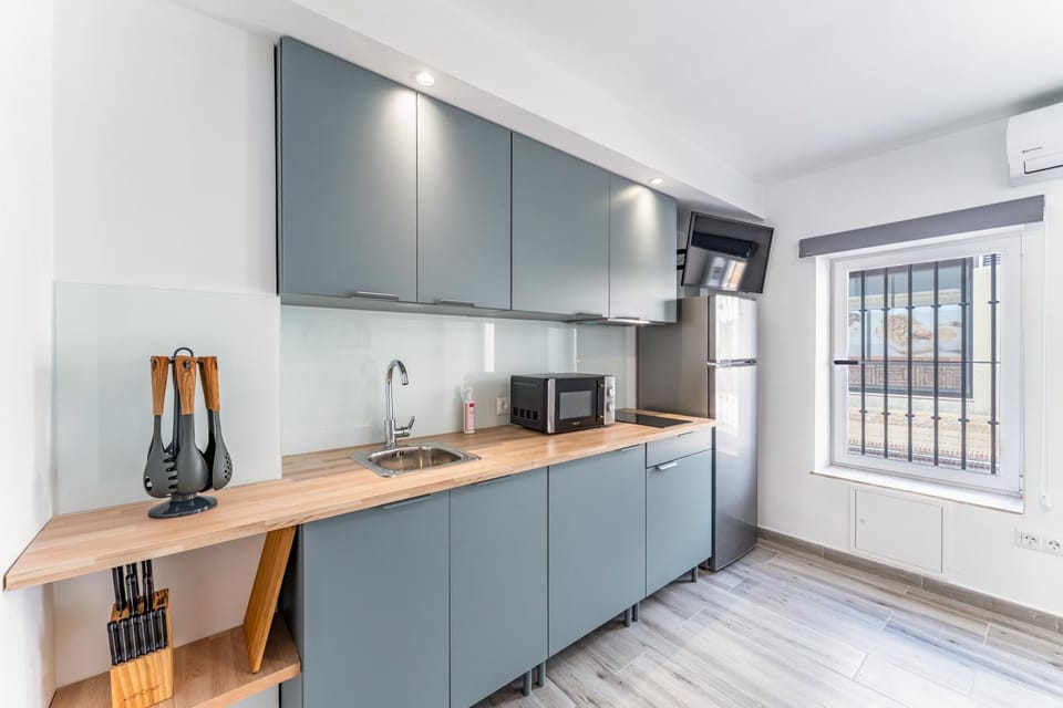 Coffee/tea facilities, Kitchen or kitchenette, microwave, oven, stove, toaster