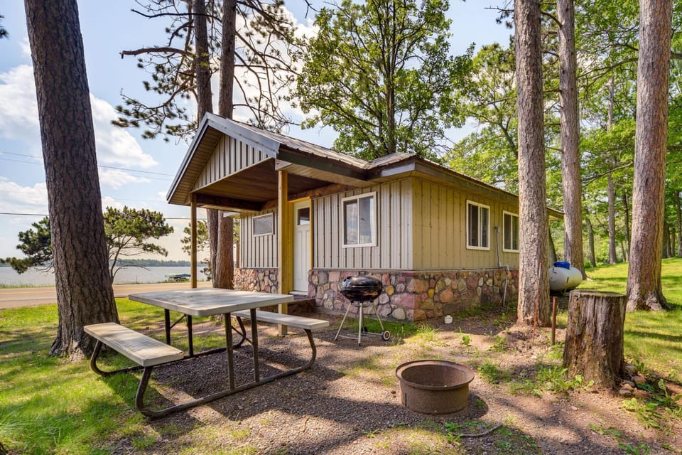 Cozy Studio w/ Community Docks in Stone Lake! Apartment in Wisconsin