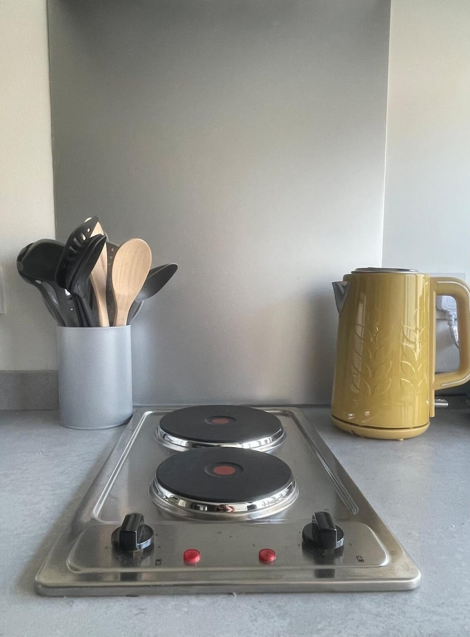 Coffee/tea facilities, Kitchen or kitchenette, stove