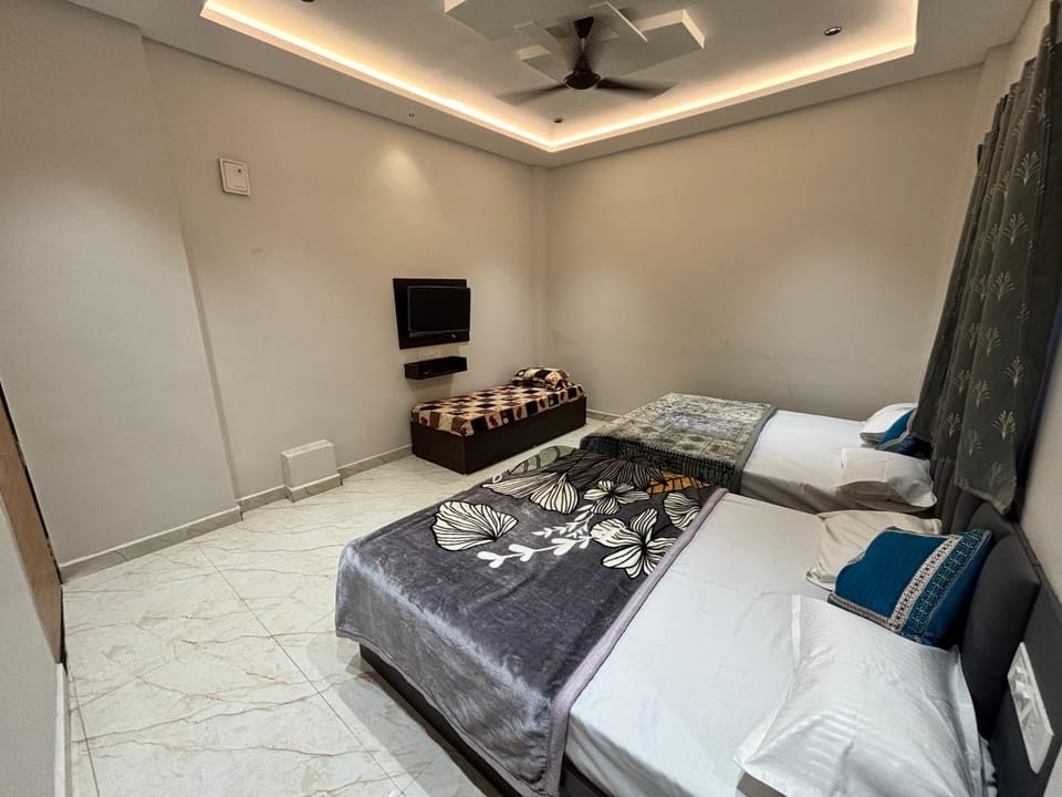 Bed, TV and multimedia, Photo of the whole room, Bedroom, air conditioner