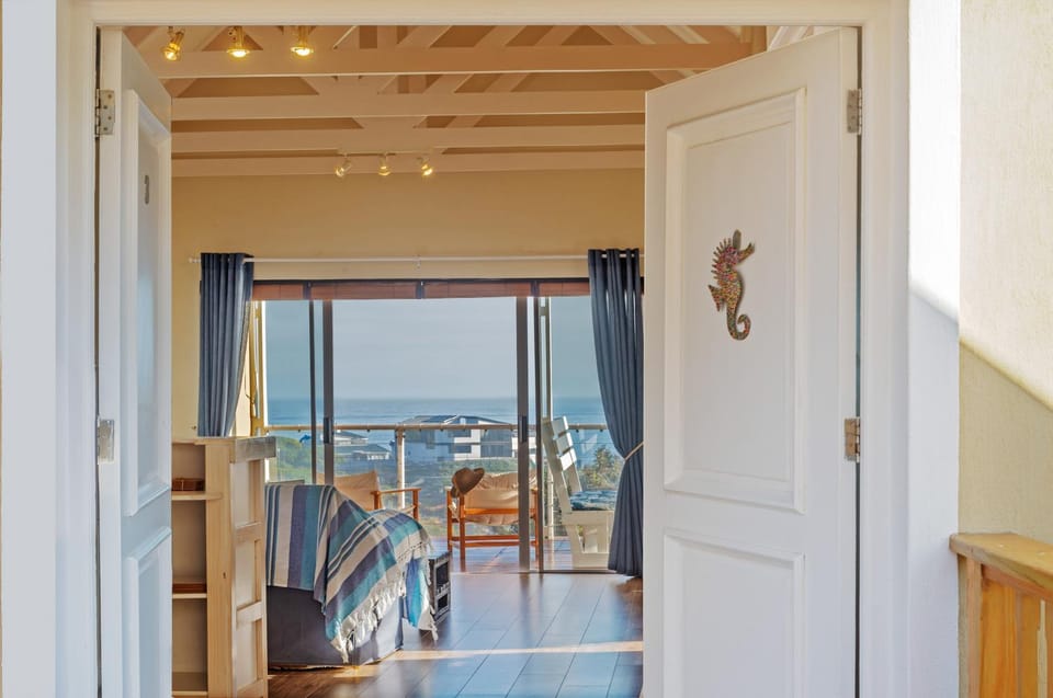 Facade/entrance, View (from property/room), Balcony/Terrace, Living room, Sea view