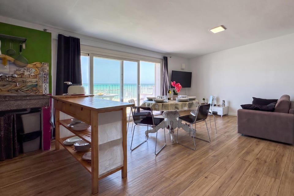 Terrazzino Frontemare Wi-Fi Free Parking Apartment in Marche