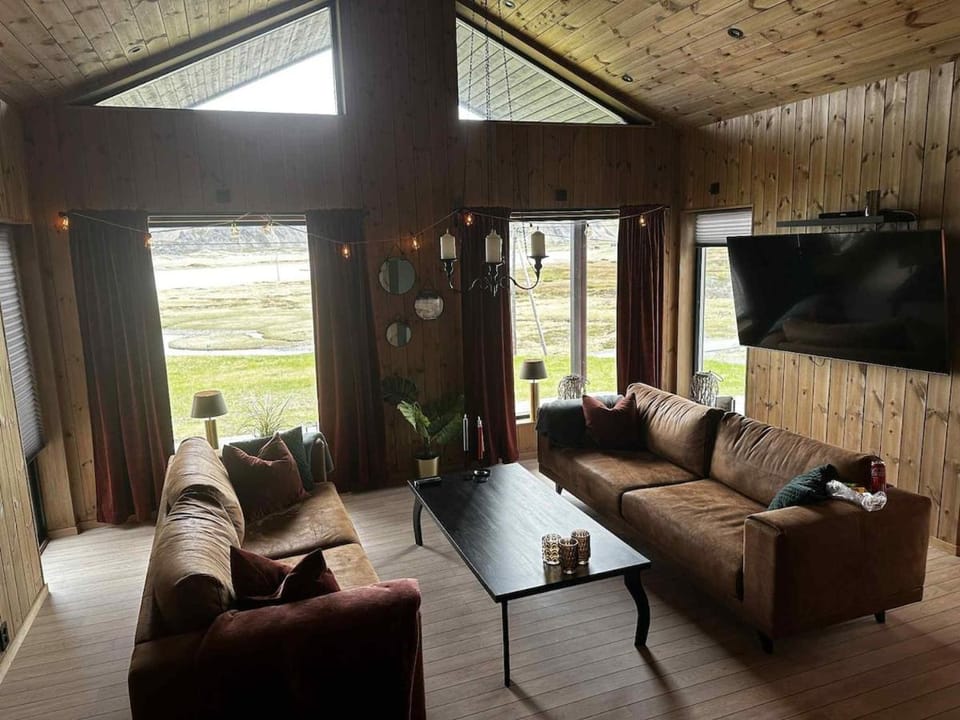 TV and multimedia, Living room, Seating area, Evening entertainment