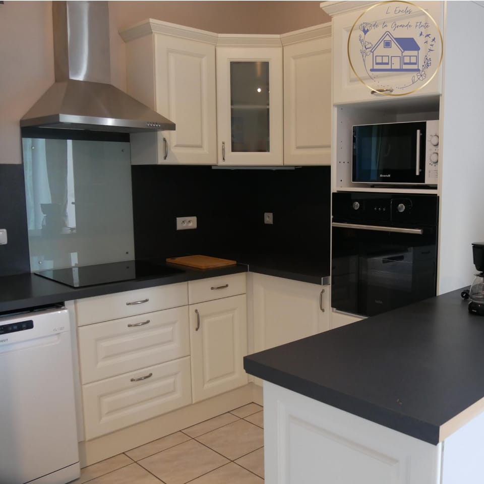 Coffee/tea facilities, Kitchen or kitchenette, dishwasher, microwave, oven, stove, toaster, kitchen