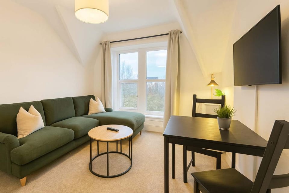 Charming Top Floor Cardiff Gem - Free Parking Apartment in Cardiff