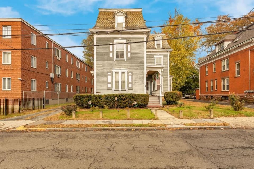 City Charm Walk to Trinity & Hospital with Parking Apartment in Hartford