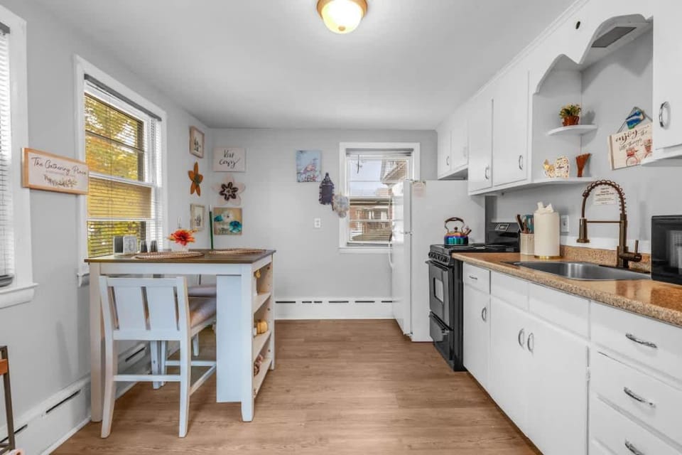 City Charm Walk to Trinity & Hospital with Parking Apartment in Hartford