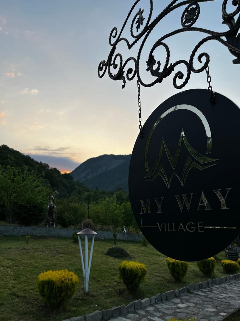 Nearby landmark, Day, Property logo or sign, Natural landscape, Logo/Certificate/Sign, Mountain view, Street view, Sunrise