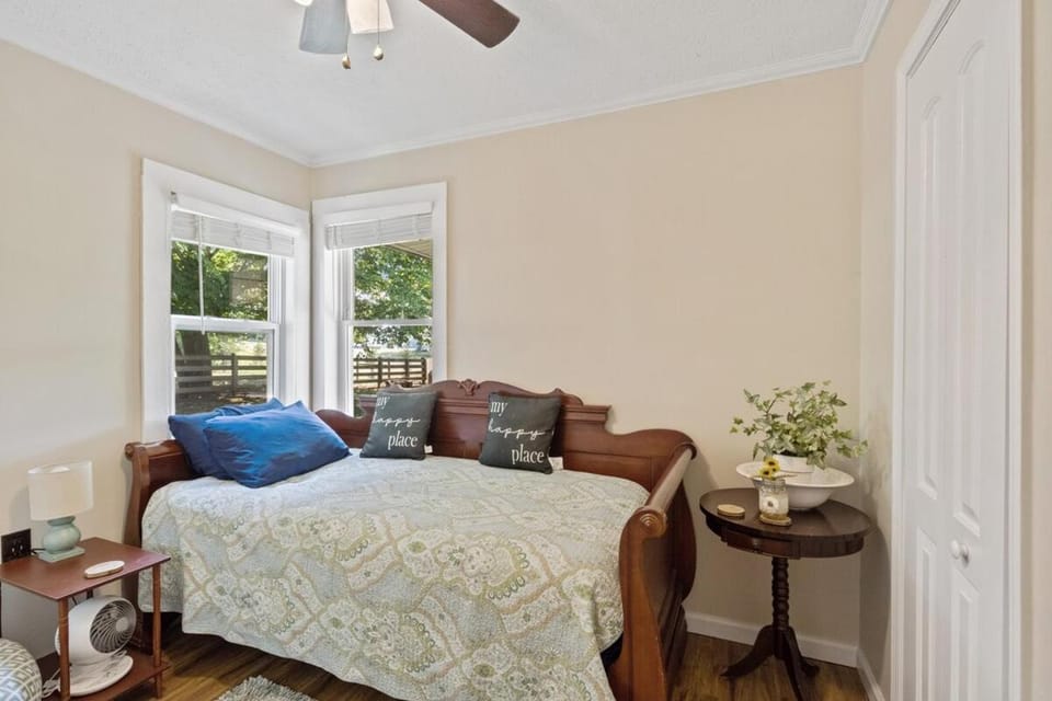 Mills White Farms - Cozy Farmhouse Near Mammoth Cave on 45 acre farm House in Kentucky