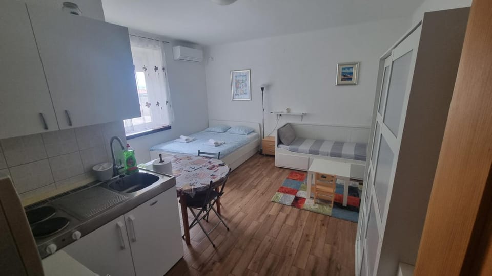 Bed, Kitchen or kitchenette, Dining area