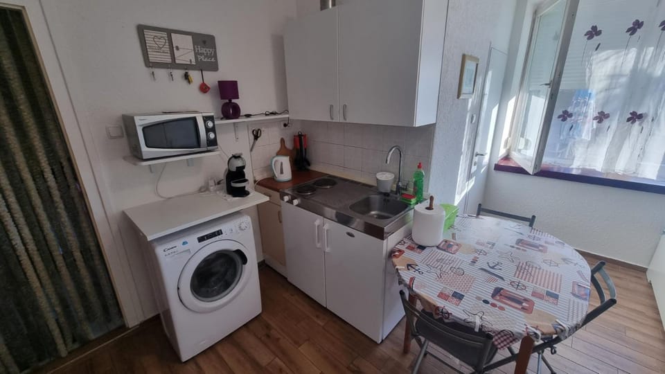 Kitchen or kitchenette, Dining area, washing machine