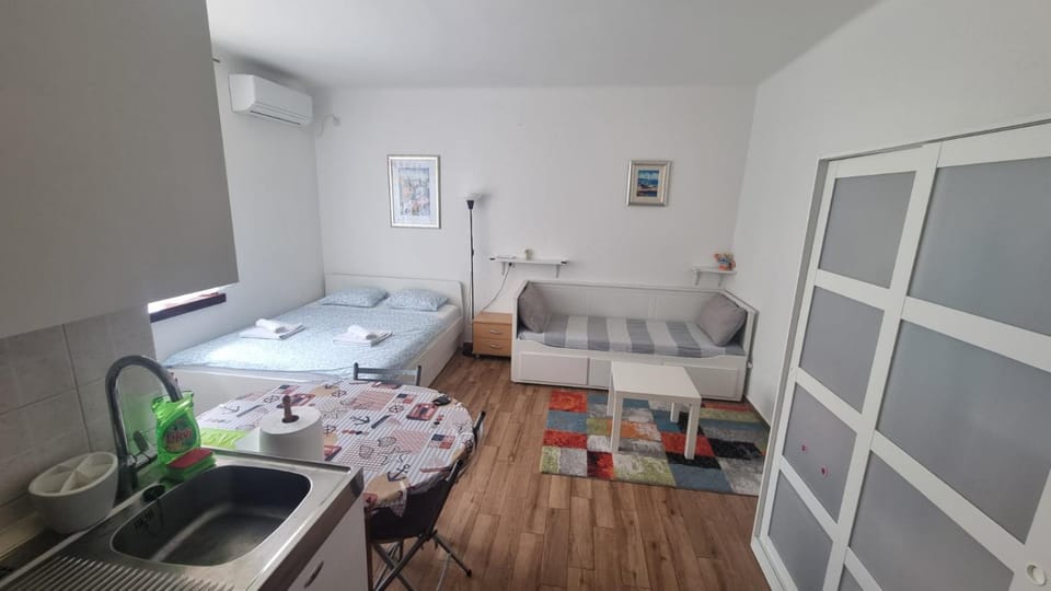 Bed, Kitchen or kitchenette, Dining area, air conditioner