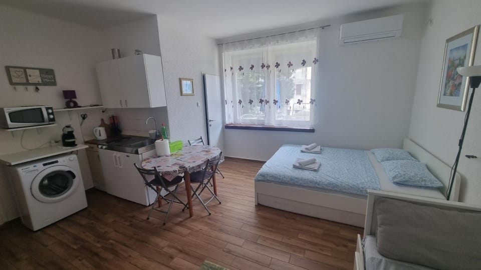 Bed, Kitchen or kitchenette, Dining area, washing machine, air conditioner