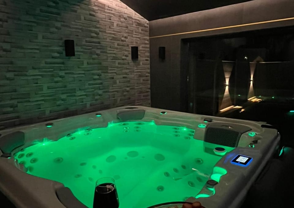 Hot Tub, Coffee/tea facilities, Garden view, Swimming pool
