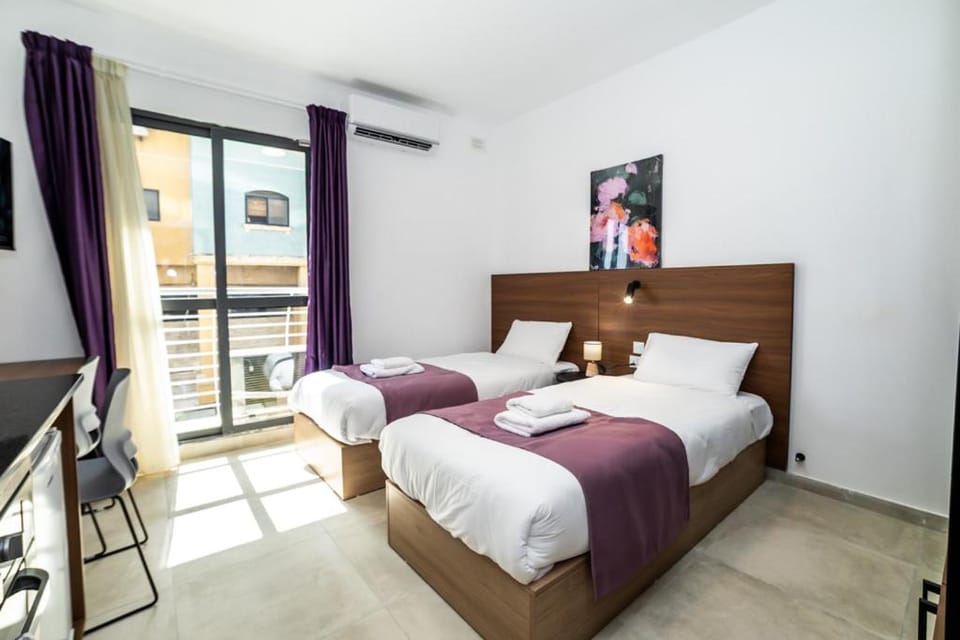 Bed, towels, air conditioner