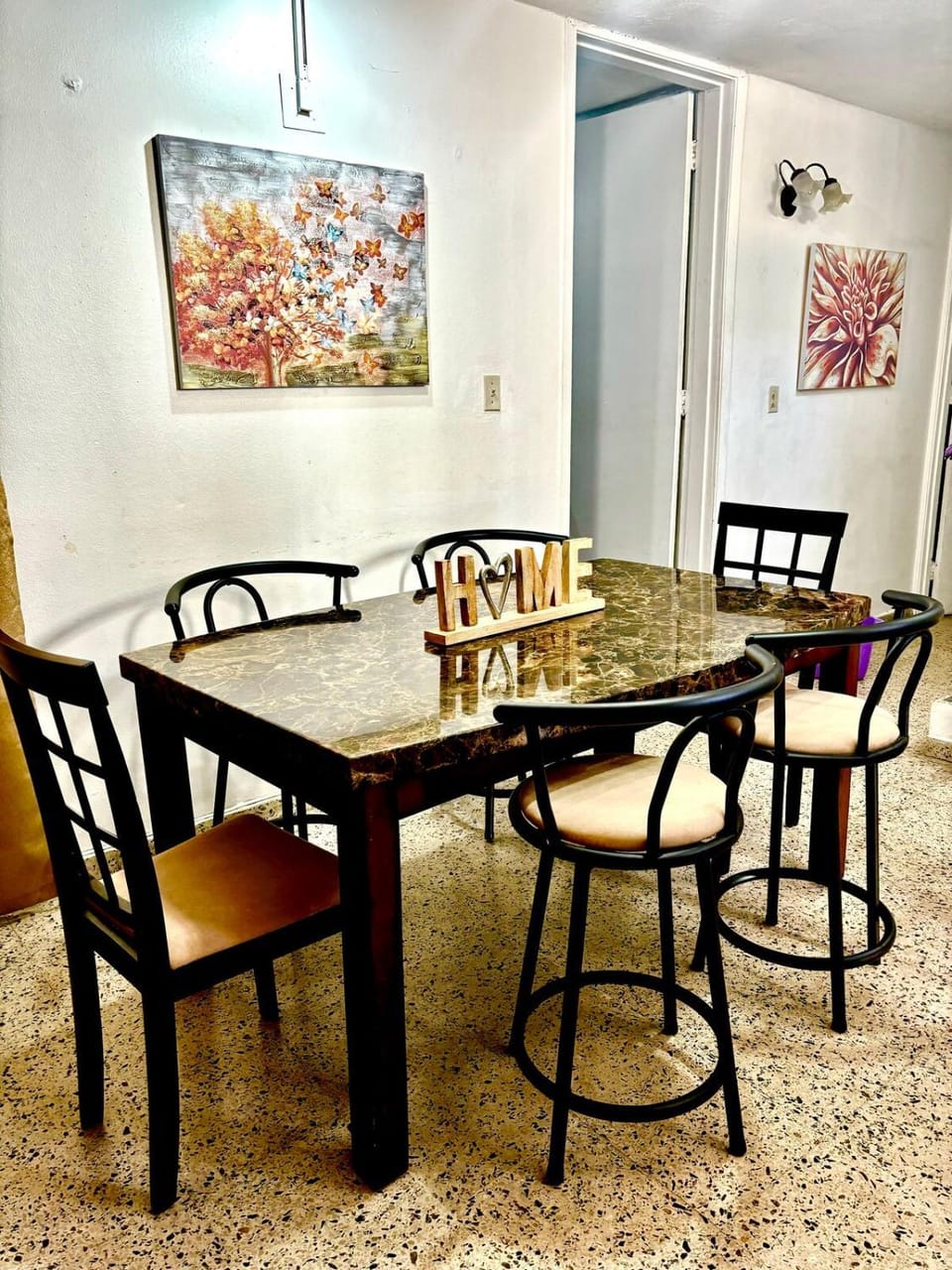 Seating area, Dining area