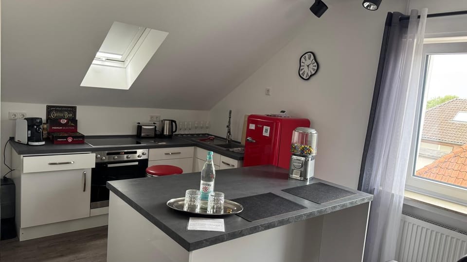 Coffee/tea facilities, Kitchen or kitchenette, Dining area, minibar, oven, stove, toaster