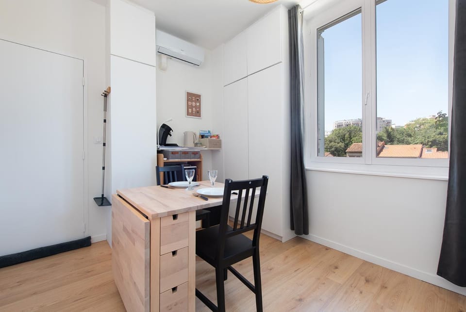 Kitchen or kitchenette, Dining area