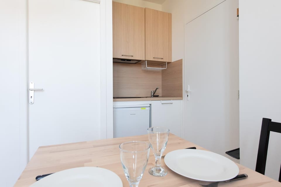 Kitchen or kitchenette, Dining area