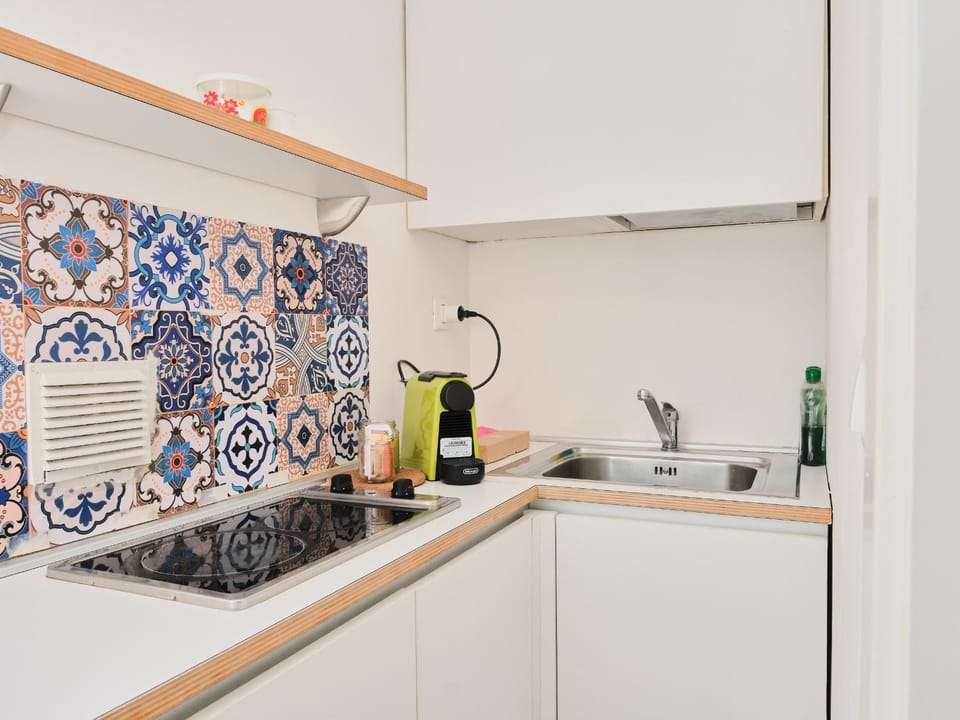 Coffee/tea facilities, Kitchen or kitchenette, stove