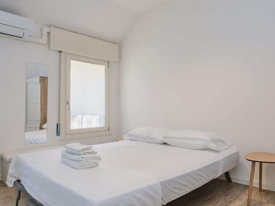 Bed, Photo of the whole room, towels