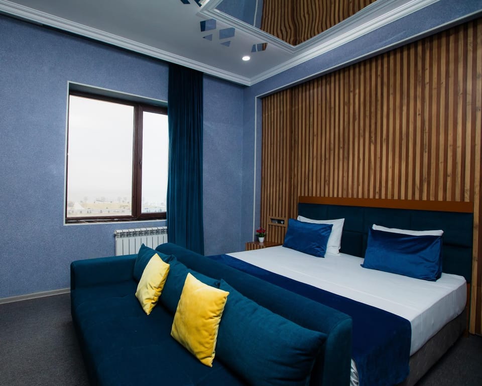 Bed, Living room, Photo of the whole room, Seating area, Bedroom