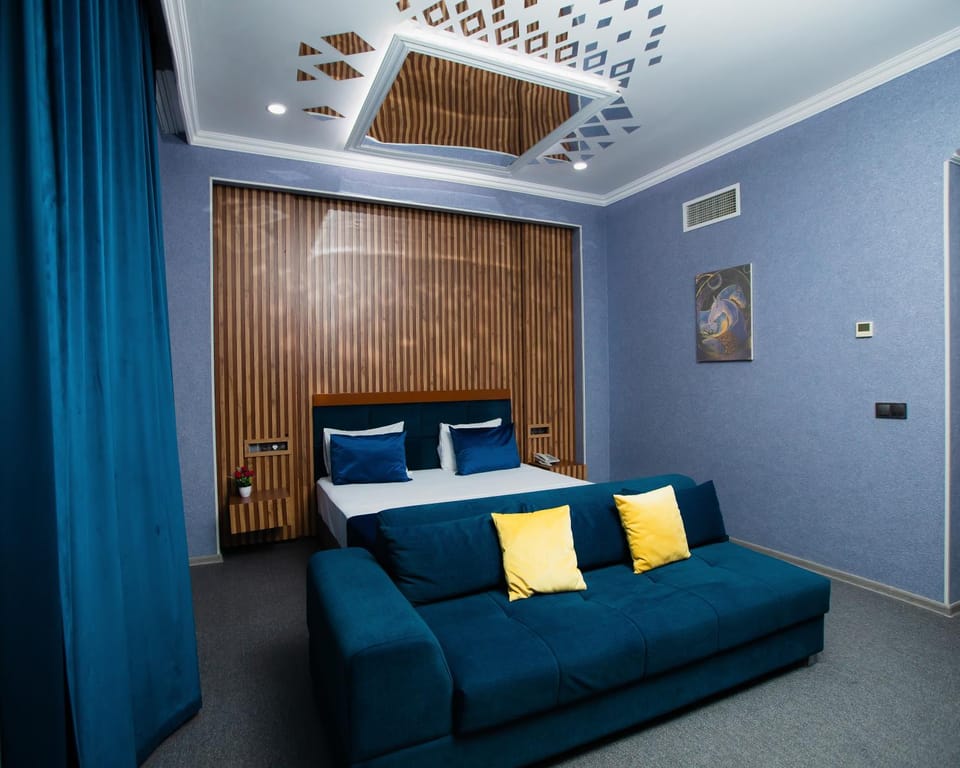 Bed, Living room, Photo of the whole room, Seating area, Bedroom, air conditioner