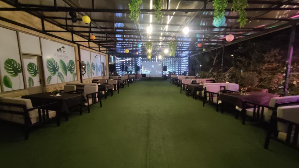 Restaurant/places to eat, Balcony/Terrace, Balcony/Terrace, Banquet/Function facilities, Seating area