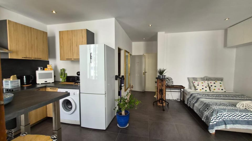 Bed, Kitchen or kitchenette, Photo of the whole room, oven, stove, toaster, washing machine