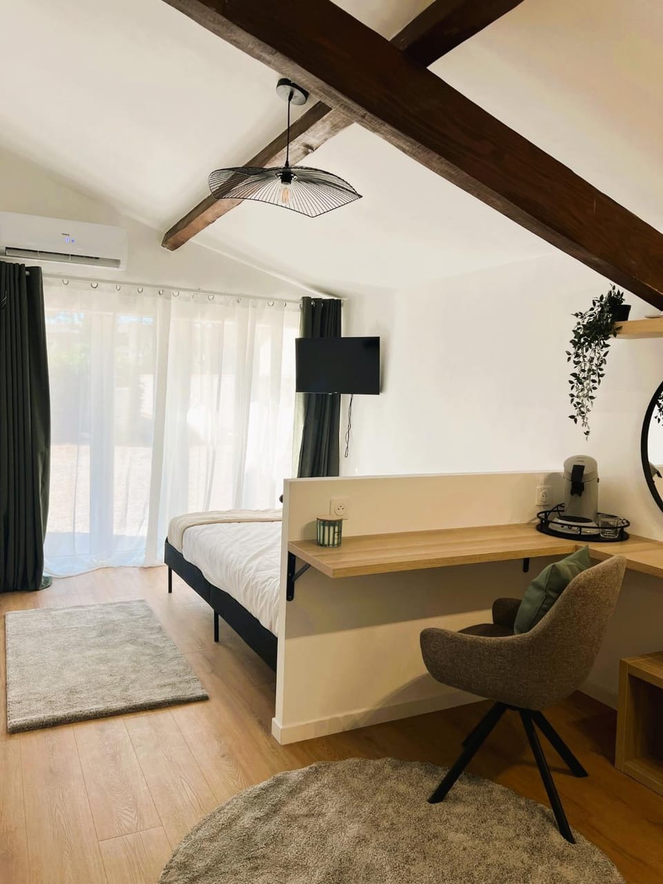 Bed, Photo of the whole room, Seating area, Bedroom