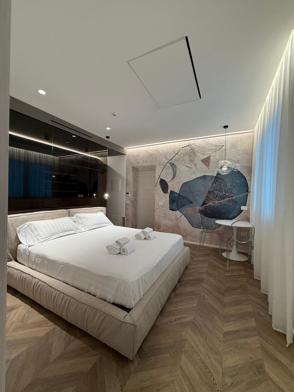 Bed, TV and multimedia, Photo of the whole room, Bedroom