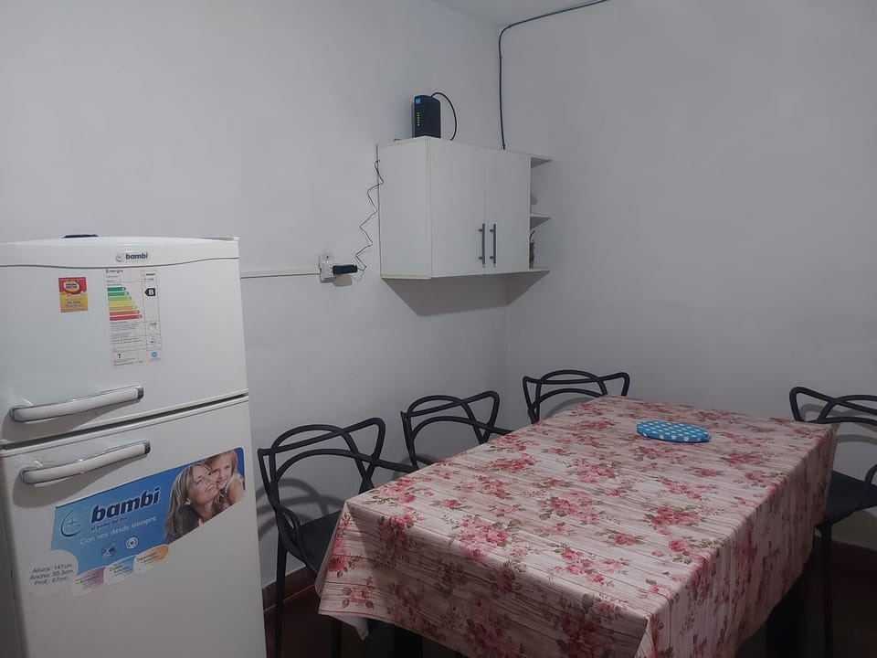 Kitchen or kitchenette, Dining area, oven