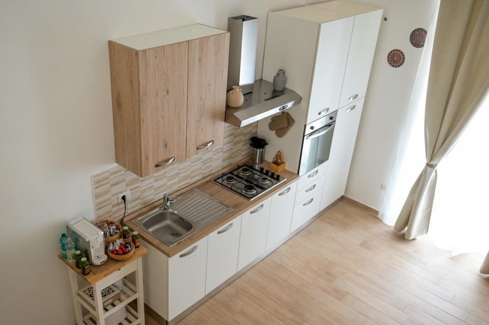 Kitchen or kitchenette, minibar, oven, stove