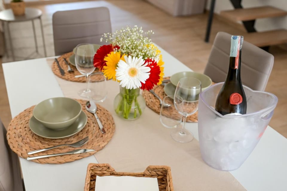 Food and drinks, Dining area, Food, Drinks, Alcoholic drinks