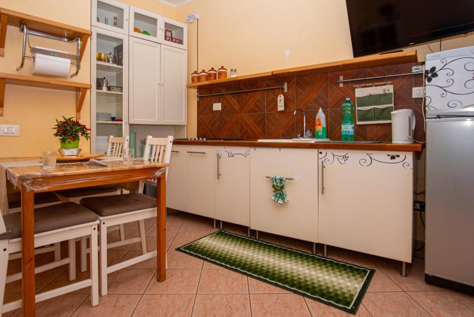 Kitchen or kitchenette, Dining area, oven, pet friendly, stove