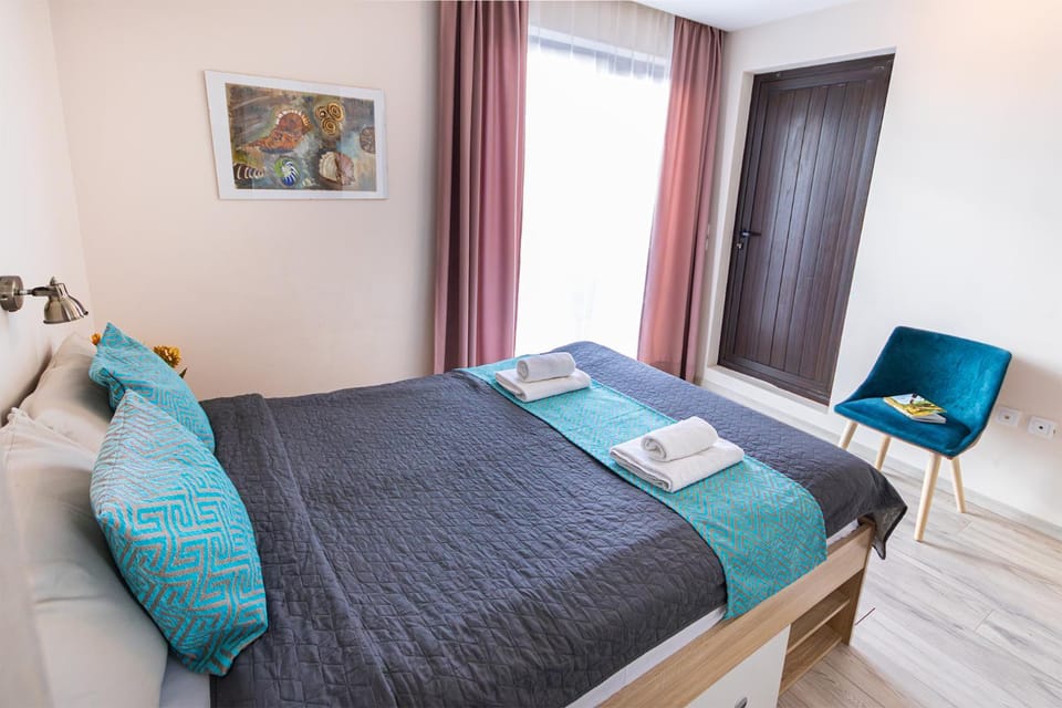 Bed, Photo of the whole room, Seating area, Bedroom