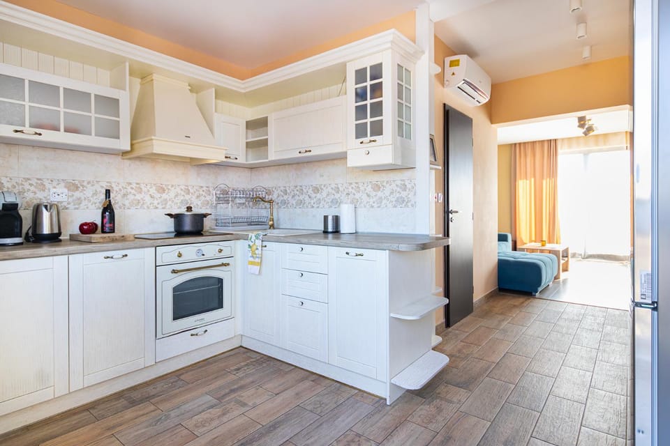 Coffee/tea facilities, Kitchen or kitchenette, oven, stove, toaster