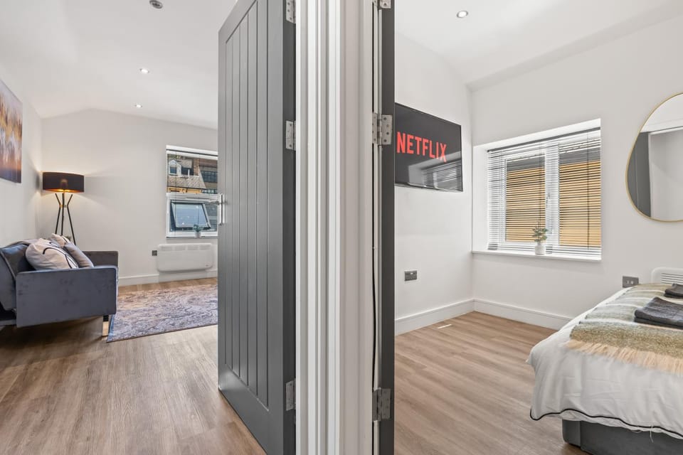 Bed, TV and multimedia, Photo of the whole room, Bedroom, internet, wardrobe