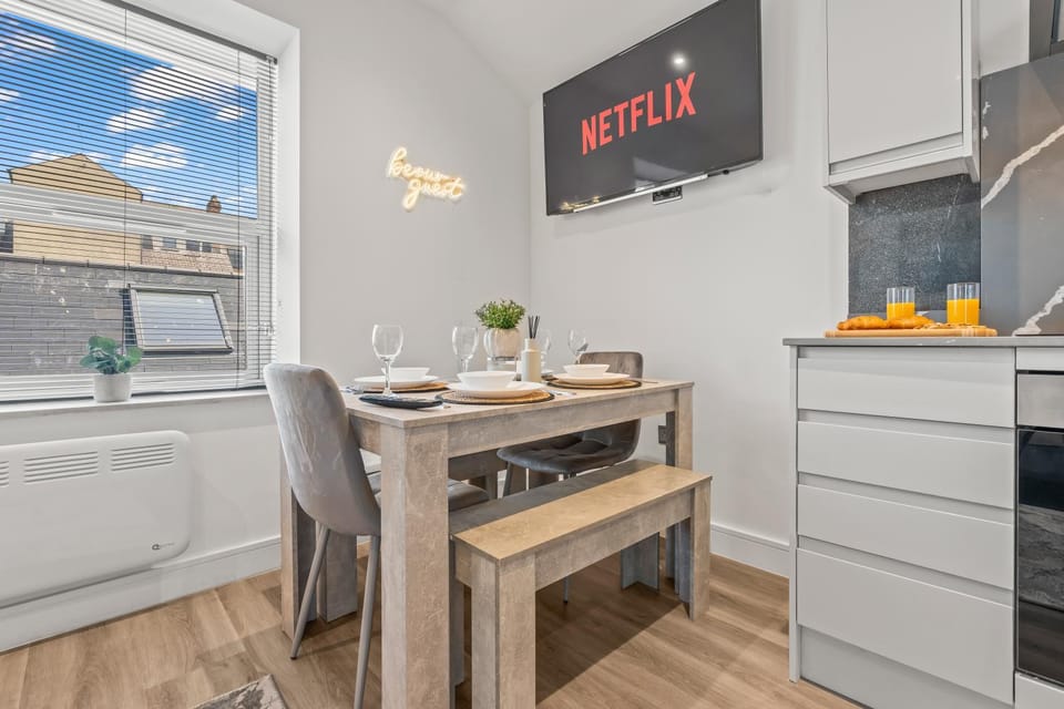 Kitchen or kitchenette, Dining area, minibar, oven, pet friendly, stove