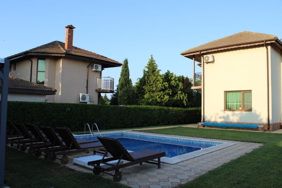 Property building, Patio, Day, Pool view, Swimming pool, sunbed