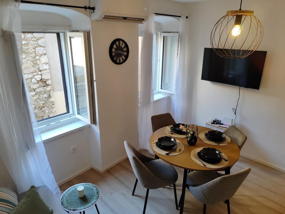 TV and multimedia, Living room, Seating area, Dining area