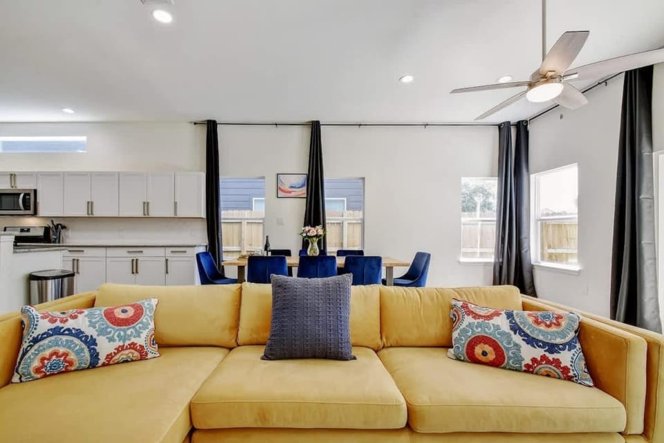 The Blue Lemon Haven House in San Antonio