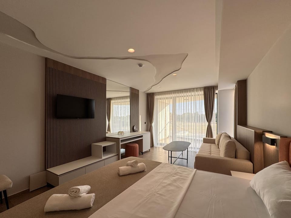 Communal lounge/ TV room, Bed, TV and multimedia, Photo of the whole room, Seating area, Bedroom, towels