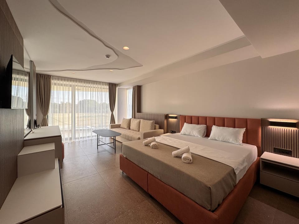 Bed, TV and multimedia, Photo of the whole room, Seating area, Bedroom