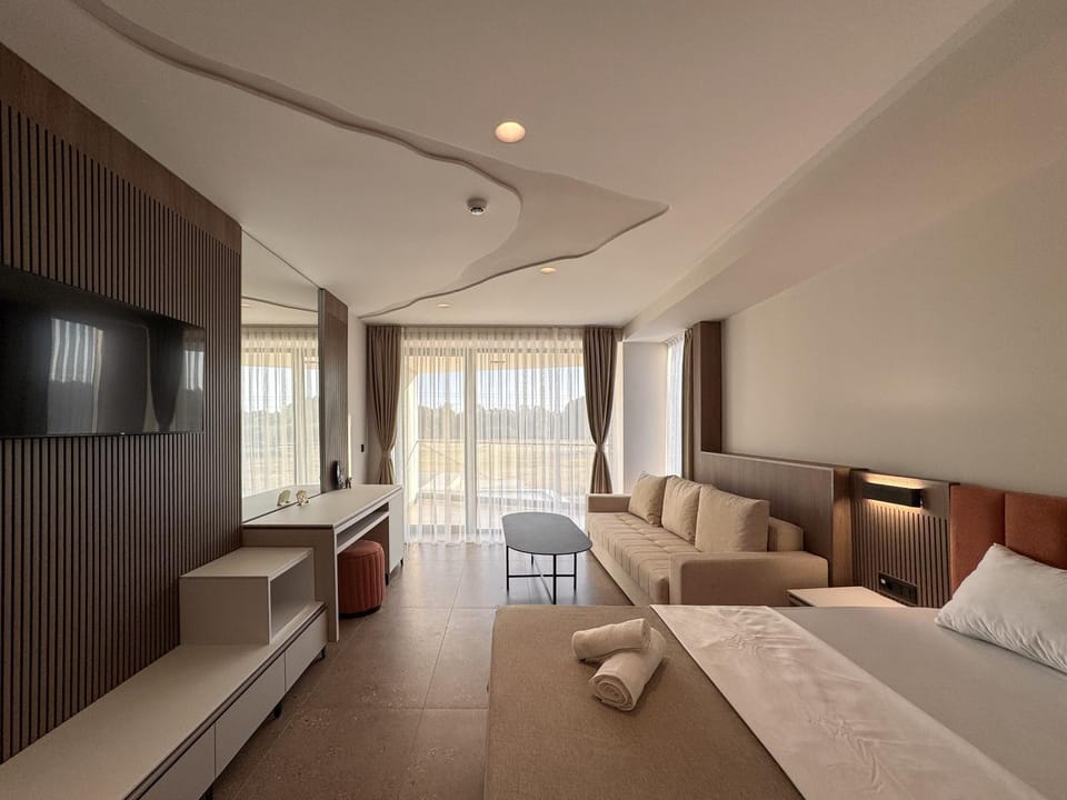 Bed, TV and multimedia, Living room, Photo of the whole room, Seating area, Bedroom